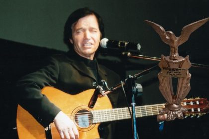 Premio a Kurt Savoy en Bolivia. Estatuilla Dorada